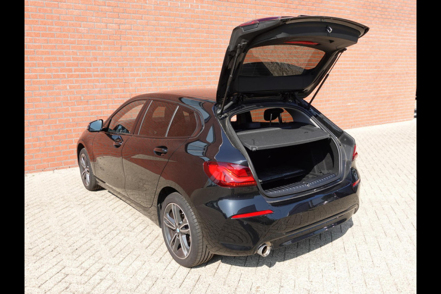 BMW 1-serie 118i Introduction Edition Automaat | DEMO ! | Navigatie Virtual Cockpit Parkeersensoren Ledverlichting HiFi audio Cruise Control Climate Control Getinte ramen