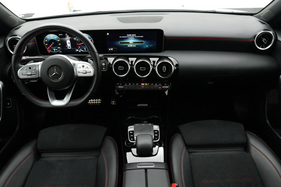 Mercedes-Benz A-Klasse 200 Business Solution AMG Automaat (PANORAMADAK, NAVIGATIE, CAMERA, 1e EIGENAAR, GOED ONDERHOUDEN)