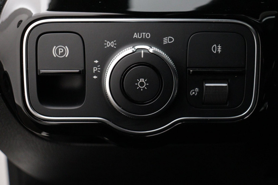 Mercedes-Benz A-Klasse 200 Business Solution AMG Automaat (PANORAMADAK, NAVIGATIE, CAMERA, 1e EIGENAAR, GOED ONDERHOUDEN)