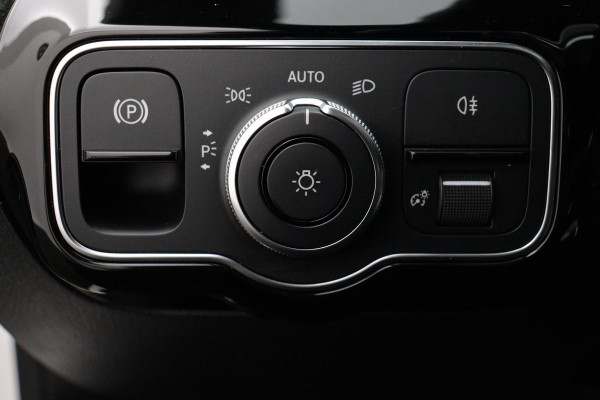 Mercedes-Benz A-Klasse 200 Business Solution AMG Automaat (PANORAMADAK, NAVIGATIE, CAMERA, 1e EIGENAAR, GOED ONDERHOUDEN)