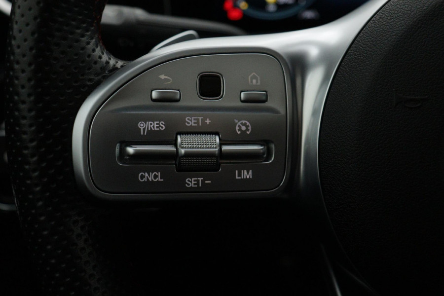 Mercedes-Benz A-Klasse 200 Business Solution AMG Automaat (PANORAMADAK, NAVIGATIE, CAMERA, 1e EIGENAAR, GOED ONDERHOUDEN)