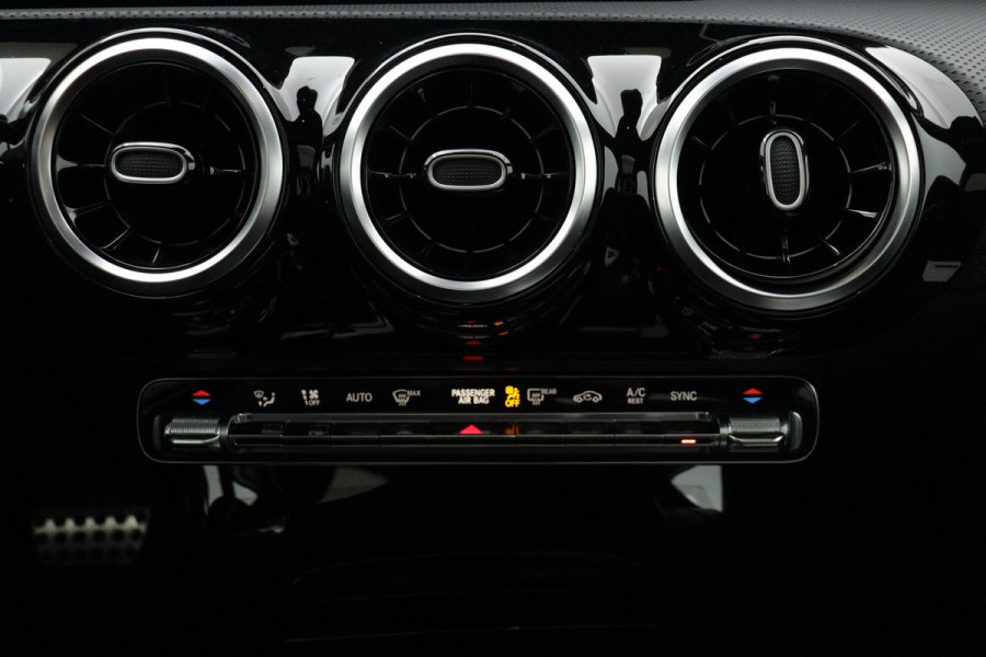 Mercedes-Benz A-Klasse 200 Business Solution AMG Automaat (PANORAMADAK, NAVIGATIE, CAMERA, 1e EIGENAAR, GOED ONDERHOUDEN)