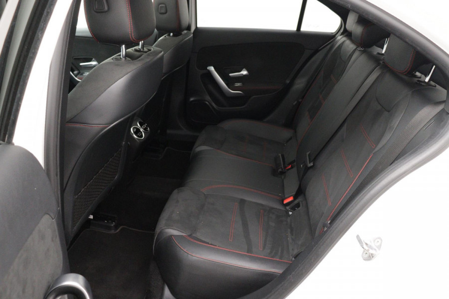 Mercedes-Benz A-Klasse 200 Business Solution AMG Automaat (PANORAMADAK, NAVIGATIE, CAMERA, 1e EIGENAAR, GOED ONDERHOUDEN)