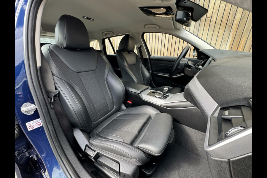 BMW 3 Serie Touring 320i Executive Edition Automaat | Harman Kardon HiFi | Sportstoelen | Kunstlederen/stof bekleding | Mediterranblau Metal