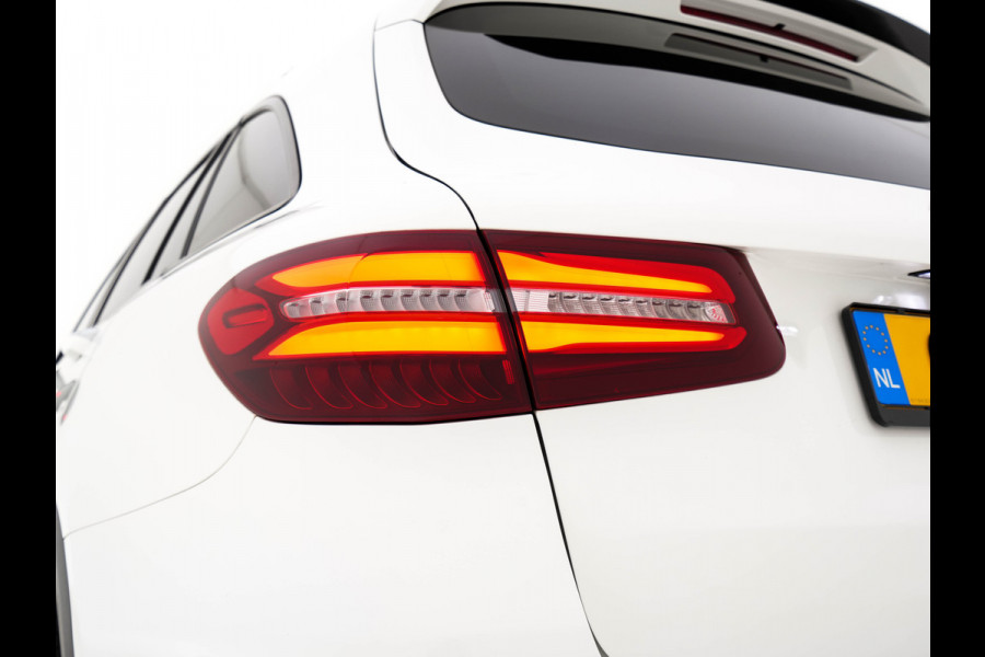 Mercedes-Benz GLC 250 4MATIC Premium AMG-Sportpack Aut. *PANO | LEATHER-MICROFIBRE | FULL-LED | BLINDSPOT | SPORT-SEATS | NAVI-FULLMAP | CAMERA | SHIFT-PADDLES | AMBIENT-LIGHT | HEATED-SEATS | TOWBAR | 19''ALU*