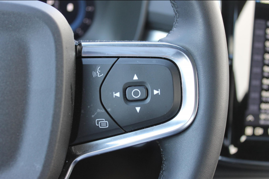 Volvo XC40 B4 211PK Automaat Plus Dark Adaptieve Cruise Control / Semi elektrisch wegklapbare trekhaak / Verwarmbare voorruit / Google Infotainment / Blis / Parkeersensoren voor en achter met parkeercamera