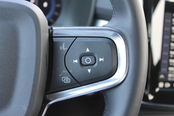 Volvo XC40 B4 211PK Automaat Plus Dark Adaptieve Cruise Control / Semi elektrisch wegklapbare trekhaak / Verwarmbare voorruit / Google Infotainment / Blis / Parkeersensoren voor en achter met parkeercamera