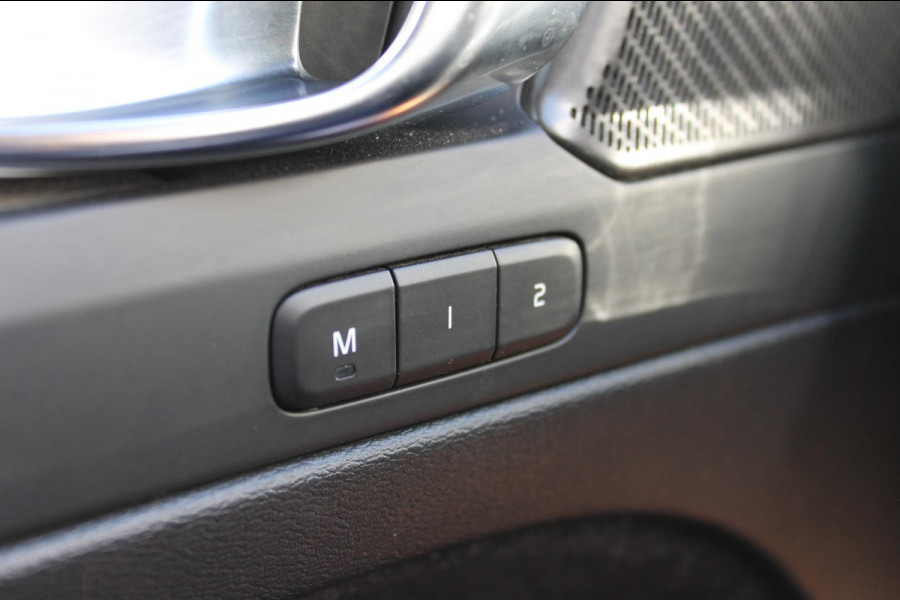 Volvo XC40 B4 211PK Automaat Plus Dark Adaptieve Cruise Control / Semi elektrisch wegklapbare trekhaak / Verwarmbare voorruit / Google Infotainment / Blis / Parkeersensoren voor en achter met parkeercamera