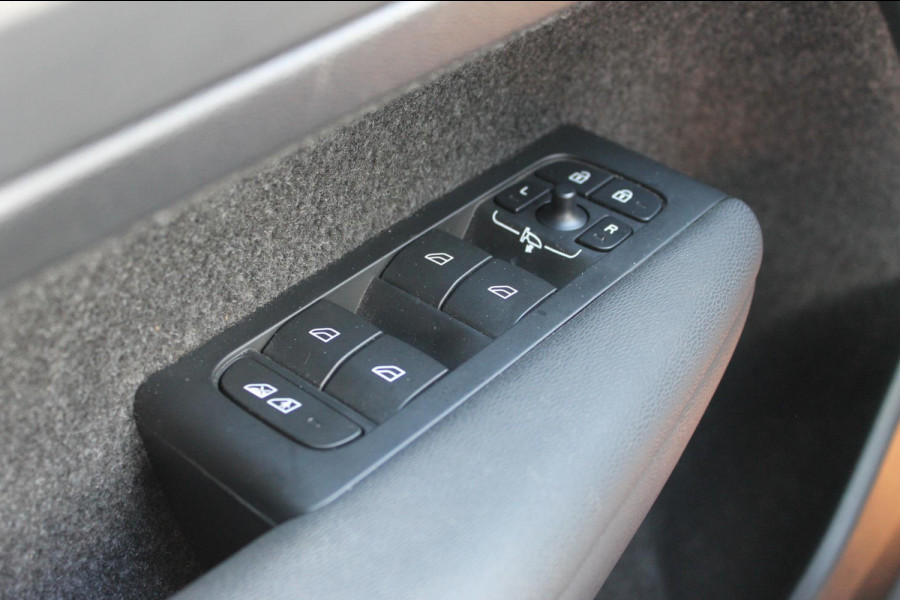 Volvo XC40 B4 211PK Automaat Plus Dark Adaptieve Cruise Control / Semi elektrisch wegklapbare trekhaak / Verwarmbare voorruit / Google Infotainment / Blis / Parkeersensoren voor en achter met parkeercamera