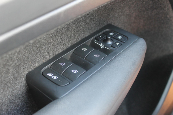 Volvo XC40 B4 211PK Automaat Plus Dark Adaptieve Cruise Control / Semi elektrisch wegklapbare trekhaak / Verwarmbare voorruit / Google Infotainment / Blis / Parkeersensoren voor en achter met parkeercamera