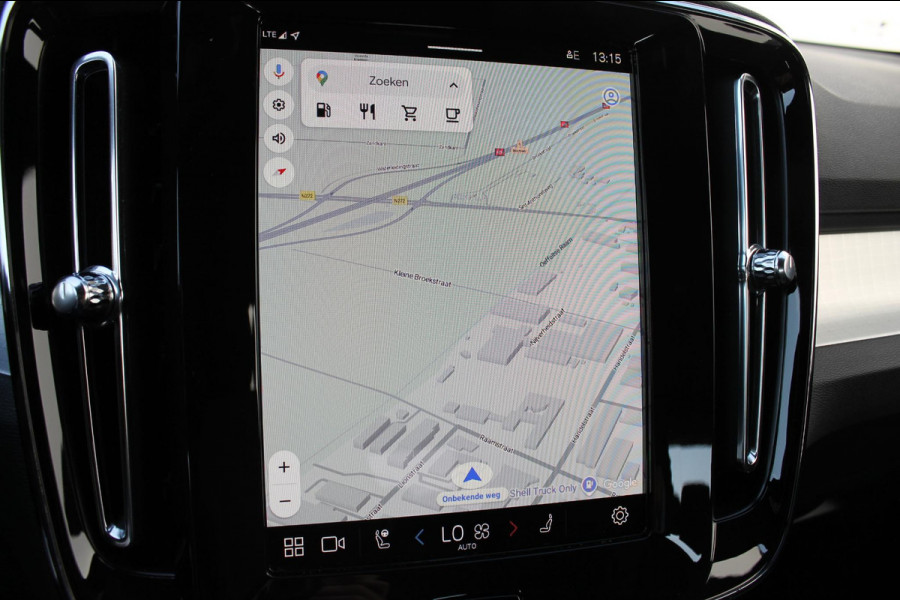 Volvo XC40 B4 211PK Automaat Plus Dark Adaptieve Cruise Control / Semi elektrisch wegklapbare trekhaak / Verwarmbare voorruit / Google Infotainment / Blis / Parkeersensoren voor en achter met parkeercamera