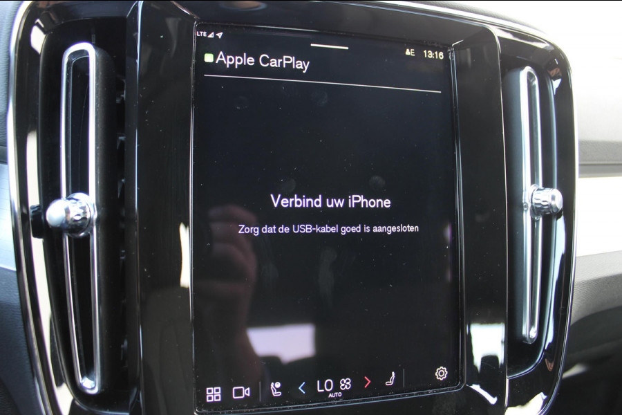 Volvo XC40 B4 211PK Automaat Plus Dark Adaptieve Cruise Control / Semi elektrisch wegklapbare trekhaak / Verwarmbare voorruit / Google Infotainment / Blis / Parkeersensoren voor en achter met parkeercamera