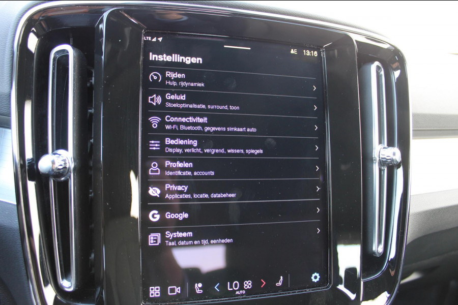 Volvo XC40 B4 211PK Automaat Plus Dark Adaptieve Cruise Control / Semi elektrisch wegklapbare trekhaak / Verwarmbare voorruit / Google Infotainment / Blis / Parkeersensoren voor en achter met parkeercamera