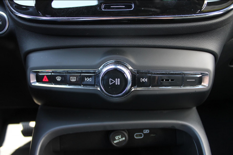Volvo XC40 B4 211PK Automaat Plus Dark Adaptieve Cruise Control / Semi elektrisch wegklapbare trekhaak / Verwarmbare voorruit / Google Infotainment / Blis / Parkeersensoren voor en achter met parkeercamera