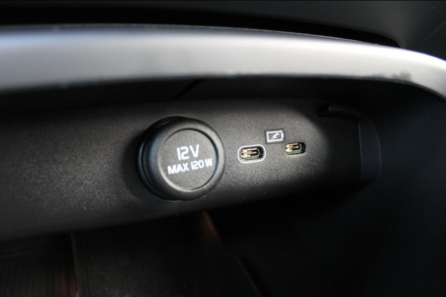 Volvo XC40 B4 211PK Automaat Plus Dark Adaptieve Cruise Control / Semi elektrisch wegklapbare trekhaak / Verwarmbare voorruit / Google Infotainment / Blis / Parkeersensoren voor en achter met parkeercamera