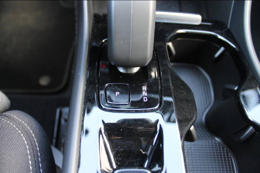Volvo XC40 B4 211PK Automaat Plus Dark Adaptieve Cruise Control / Semi elektrisch wegklapbare trekhaak / Verwarmbare voorruit / Google Infotainment / Blis / Parkeersensoren voor en achter met parkeercamera