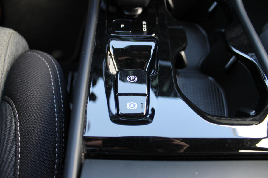 Volvo XC40 B4 211PK Automaat Plus Dark Adaptieve Cruise Control / Semi elektrisch wegklapbare trekhaak / Verwarmbare voorruit / Google Infotainment / Blis / Parkeersensoren voor en achter met parkeercamera