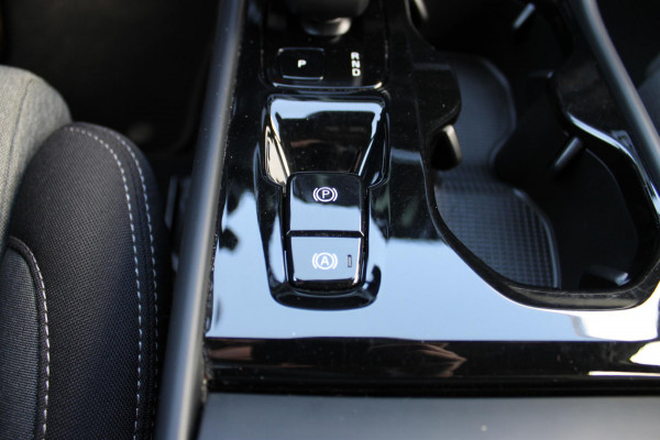 Volvo XC40 B4 211PK Automaat Plus Dark Adaptieve Cruise Control / Semi elektrisch wegklapbare trekhaak / Verwarmbare voorruit / Google Infotainment / Blis / Parkeersensoren voor en achter met parkeercamera
