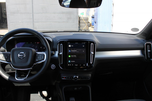 Volvo XC40 B4 211PK Automaat Plus Dark Adaptieve Cruise Control / Semi elektrisch wegklapbare trekhaak / Verwarmbare voorruit / Google Infotainment / Blis / Parkeersensoren voor en achter met parkeercamera