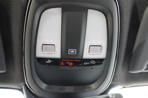 Volvo XC40 B4 211PK Automaat Plus Dark Adaptieve Cruise Control / Semi elektrisch wegklapbare trekhaak / Verwarmbare voorruit / Google Infotainment / Blis / Parkeersensoren voor en achter met parkeercamera