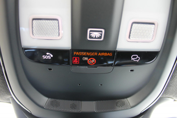 Volvo XC40 B4 211PK Automaat Plus Dark Adaptieve Cruise Control / Semi elektrisch wegklapbare trekhaak / Verwarmbare voorruit / Google Infotainment / Blis / Parkeersensoren voor en achter met parkeercamera
