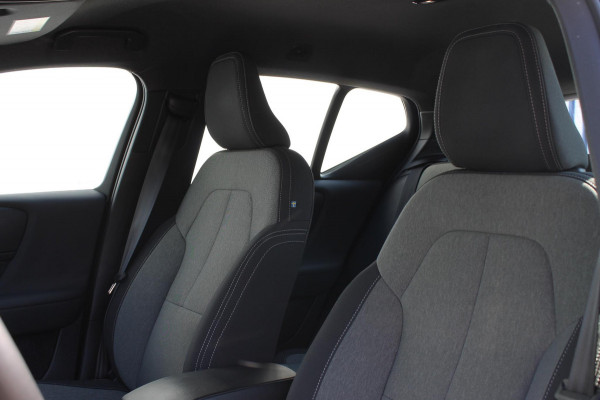 Volvo XC40 B4 211PK Automaat Plus Dark Adaptieve Cruise Control / Semi elektrisch wegklapbare trekhaak / Verwarmbare voorruit / Google Infotainment / Blis / Parkeersensoren voor en achter met parkeercamera
