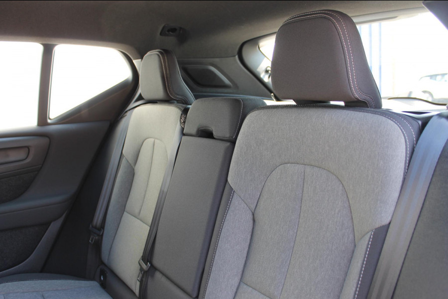 Volvo XC40 B4 211PK Automaat Plus Dark Adaptieve Cruise Control / Semi elektrisch wegklapbare trekhaak / Verwarmbare voorruit / Google Infotainment / Blis / Parkeersensoren voor en achter met parkeercamera