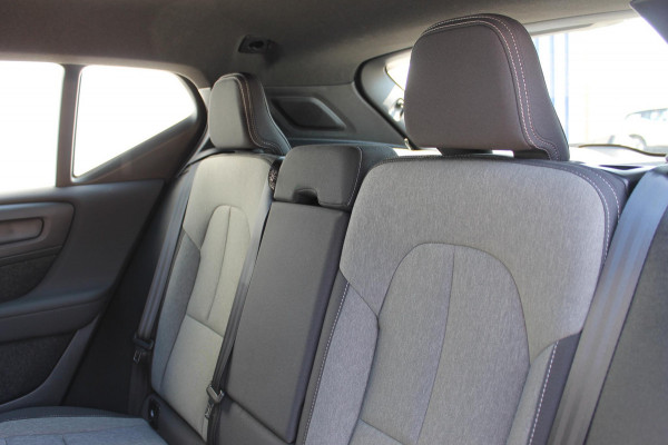 Volvo XC40 B4 211PK Automaat Plus Dark Adaptieve Cruise Control / Semi elektrisch wegklapbare trekhaak / Verwarmbare voorruit / Google Infotainment / Blis / Parkeersensoren voor en achter met parkeercamera