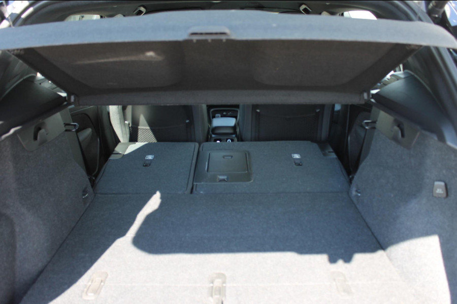 Volvo XC40 B4 211PK Automaat Plus Dark Adaptieve Cruise Control / Semi elektrisch wegklapbare trekhaak / Verwarmbare voorruit / Google Infotainment / Blis / Parkeersensoren voor en achter met parkeercamera