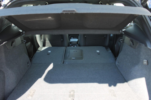 Volvo XC40 B4 211PK Automaat Plus Dark Adaptieve Cruise Control / Semi elektrisch wegklapbare trekhaak / Verwarmbare voorruit / Google Infotainment / Blis / Parkeersensoren voor en achter met parkeercamera