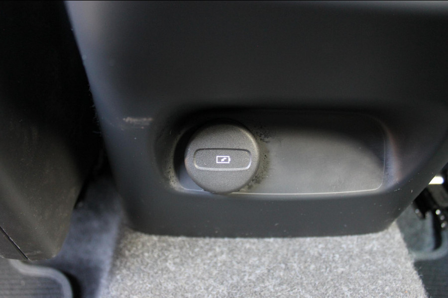 Volvo XC40 B4 211PK Automaat Plus Dark Adaptieve Cruise Control / Semi elektrisch wegklapbare trekhaak / Verwarmbare voorruit / Google Infotainment / Blis / Parkeersensoren voor en achter met parkeercamera
