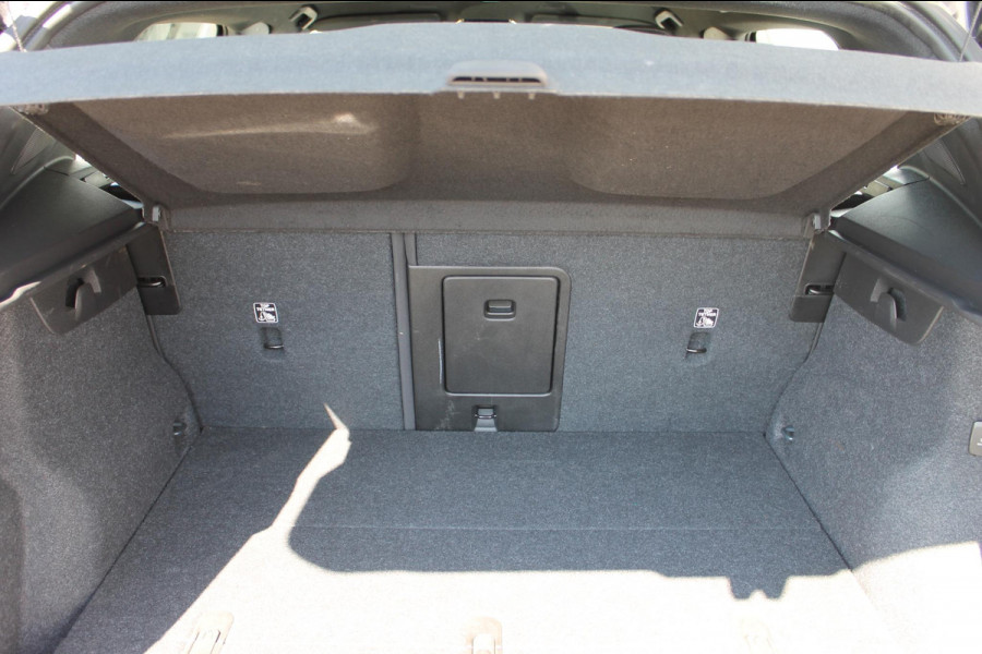Volvo XC40 B4 211PK Automaat Plus Dark Adaptieve Cruise Control / Semi elektrisch wegklapbare trekhaak / Verwarmbare voorruit / Google Infotainment / Blis / Parkeersensoren voor en achter met parkeercamera