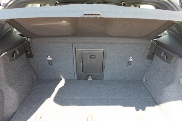 Volvo XC40 B4 211PK Automaat Plus Dark Adaptieve Cruise Control / Semi elektrisch wegklapbare trekhaak / Verwarmbare voorruit / Google Infotainment / Blis / Parkeersensoren voor en achter met parkeercamera