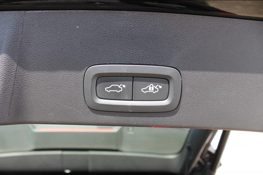 Volvo XC40 B4 211PK Automaat Plus Dark Adaptieve Cruise Control / Semi elektrisch wegklapbare trekhaak / Verwarmbare voorruit / Google Infotainment / Blis / Parkeersensoren voor en achter met parkeercamera