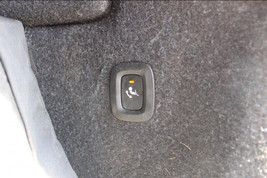 Volvo XC40 B4 211PK Automaat Plus Dark Adaptieve Cruise Control / Semi elektrisch wegklapbare trekhaak / Verwarmbare voorruit / Google Infotainment / Blis / Parkeersensoren voor en achter met parkeercamera