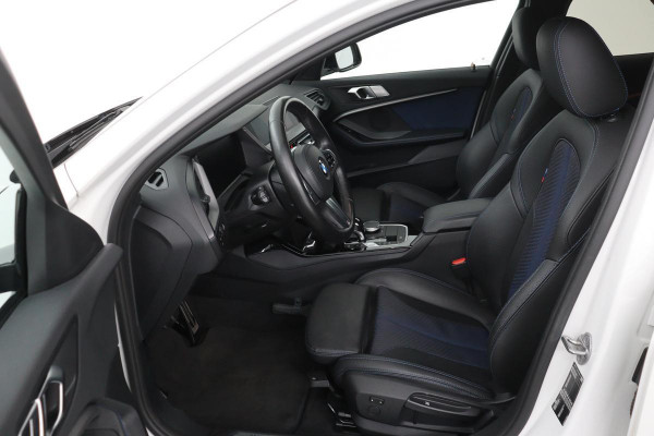 BMW 1-serie 118i M Sport | Carplay | Sportstoelen | Full LED | Live Cockpit | Navigatie | Climate control | PDC | Cruise control | Getint glas