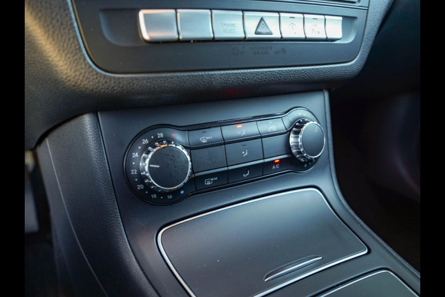 Mercedes-Benz B-Klasse 180 Ambition / Night / Stoelverwarming / 18" / LED / Sensoren / Navi / Cruise control