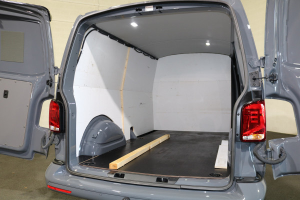 Volkswagen Transporter 2.0 TDI L2H1 204pk Bulli Automaat Trekhaak Lederen Stoelen Camera