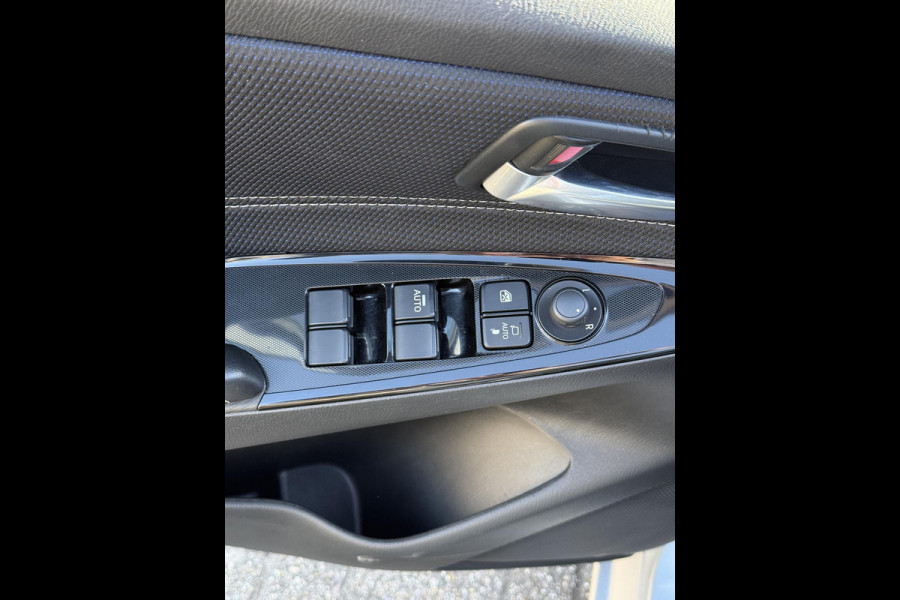 Mazda 2 1.5 Skyactiv-G Luxury Automaat | iACTIVSENSE PACK | CAMERA | STOELVERWARMING |