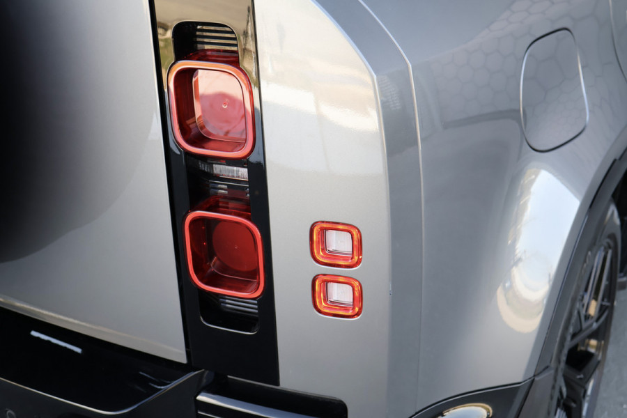 Land Rover Defender 110 P400e X-Dynamic SE URBAN | ADAPTIVE CRUISE | TREKHAAK | STOELVERWARMING | STUURVERWARMING | ELEKTRISCHE STOELEN |