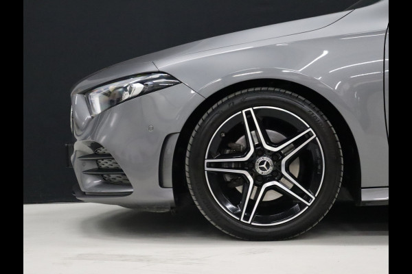 Mercedes-Benz A-Klasse 180 AMG Sport [SFEERVERLICHTING, CAMERA, WIDESCREEN, LED, KEYLESS, SENSOREN VOOR/ACHTER, STOELVERWARMING, CLIMATE CONTROL, ALCANTARA, NAVIGATIE, NIEUWSTAAT]