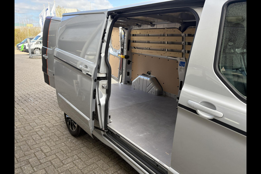 Ford Transit Custom 320 2.0 TDCI L2H1 Sport Zuid | Automaat 185pk | Camera | Bi-Xenon | Trekhaak | Stoelverwarming | Betimmering + Vloer | Raptor Grille
