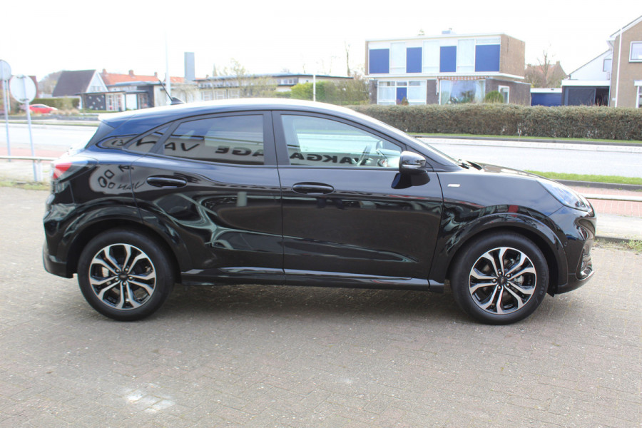 Ford Puma 1.0-125pk EcoBoost Hybrid ST-Line. April 2024 ! Slechts 7.400km ! Autm. airco, navigatie, telefoonvoorb., camera, pdc v+a, parkeerassistent, LED verl., metallic lak, LM wielen, stoel-, stuur- en voorraamverw., lane- en sideassist, adapt. cruise cntrl etc