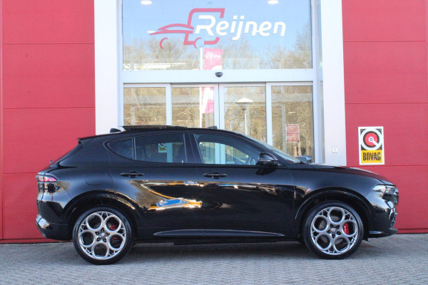 Alfa Romeo Tonale 1.5T 160PK HYbrid VELOCE | PANORAMISCH SCHUIF / KANTELDAK | LEDEREN BEKLEDING | VOORSTOELEN / STUUR VERWARMD | VOORSTOELEN GEVENTILEERD | VOORSTOELEN ELEKTRISCH VERSTELBAAR | DRAADLOOS APPLE CARPLAY / ANDROID AUTO | 360° CAMERA | AUTOMATISCH DIMMENDE BUITENSPIEGELS | 20"INCH LICHTMETALEN VELGEN | ADAPTIVE CRUISE CONTROL | KEYLESS ENTRY / START | ELEKTRISCH BEDIENBARE ACHTERKLEP | DRAADLOZE TELEFOONLADER | AMBIENT LIGHTING | DONKERE HEMELBEKLEDING | SCHAKELFLIPPERS AAN HET STUUR | VERWARMDE RUITENSPROEIERS |