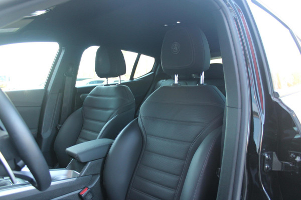 Alfa Romeo Tonale 1.5T 160PK HYbrid VELOCE | PANORAMISCH SCHUIF / KANTELDAK | LEDEREN BEKLEDING | VOORSTOELEN / STUUR VERWARMD | VOORSTOELEN GEVENTILEERD | VOORSTOELEN ELEKTRISCH VERSTELBAAR | DRAADLOOS APPLE CARPLAY / ANDROID AUTO | 360° CAMERA | AUTOMATISCH DIMMENDE BUITENSPIEGELS | 20"INCH LICHTMETALEN VELGEN | ADAPTIVE CRUISE CONTROL | KEYLESS ENTRY / START | ELEKTRISCH BEDIENBARE ACHTERKLEP | DRAADLOZE TELEFOONLADER | AMBIENT LIGHTING | DONKERE HEMELBEKLEDING | SCHAKELFLIPPERS AAN HET STUUR | VERWARMDE RUITENSPROEIERS |