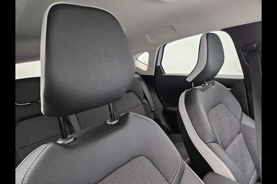 Renault Captur Plug-in Hybrid 160 Intens Dealer O.H PHEV | Stoelverwarming | Navi Groot Scherm | Camera | LED | 18"L.M | Apple Carplay | Keyless | Laneassist | DAB |