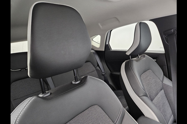 Renault Captur Plug-in Hybrid 160 Intens Dealer O.H PHEV | Stoelverwarming | Navi Groot Scherm | Camera | LED | 18"L.M | Apple Carplay | Keyless | Laneassist | DAB |
