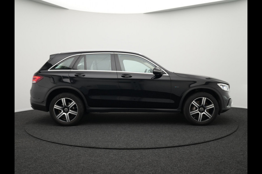 Mercedes-Benz GLC 300e 4MATIC Premium Plug in Hybrid 320pk PHEV | Adaptive Cruise | Apple Carplay | Lederen Sportstoelen | Camera | L.M. 19" | Sfeerverlichting | Multi Beam LED | Stoelverwarming | DAB | Navigatie |