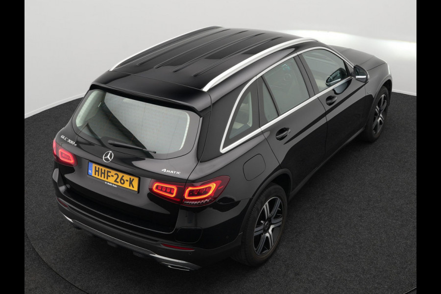 Mercedes-Benz GLC 300e 4MATIC Premium Plug in Hybrid 320pk PHEV | Adaptive Cruise | Apple Carplay | Lederen Sportstoelen | Camera | L.M. 19" | Sfeerverlichting | Multi Beam LED | Stoelverwarming | DAB | Navigatie |