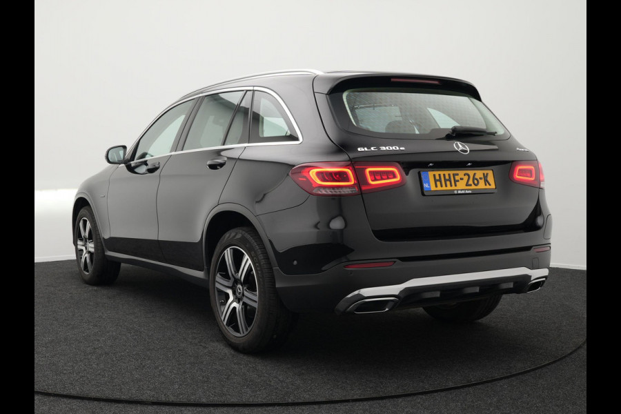 Mercedes-Benz GLC 300e 4MATIC Premium Plug in Hybrid 320pk PHEV | Adaptive Cruise | Apple Carplay | Lederen Sportstoelen | Camera | L.M. 19" | Sfeerverlichting | Multi Beam LED | Stoelverwarming | DAB | Navigatie |